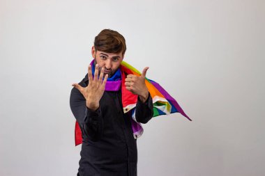 Eşcinsel gurur hareketi Lgbt Rain ile yakışıklı genç adam Portresi