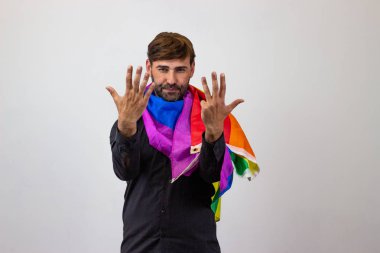 Eşcinsel gurur hareketi Lgbt Rain ile yakışıklı genç adam Portresi