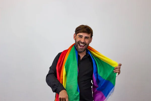 Portret van knappe jonge man met Gay Pride beweging LGBT regen — Stockfoto