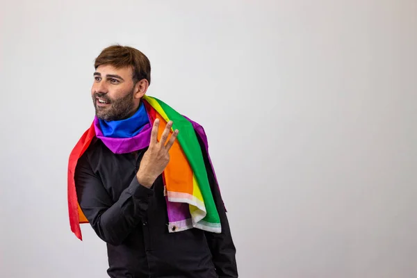 Portret van knappe jonge man met Gay Pride beweging LGBT regen — Stockfoto