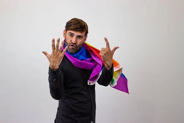 Retrato de bonito jovem com gay orgulho movimento LGBT chuva — Fotografia de Stock