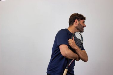 Bir raket w tutarak tenis oynayan yakışıklı genç adam Portresi