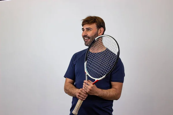 Portrét hezkého mladého muže, který hraje tenis a drží v ruce rámus w — Stock fotografie