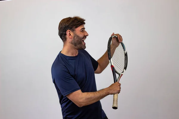 Porträtt av stilig ung man spela tennis hålla ett racket w — Stockfoto