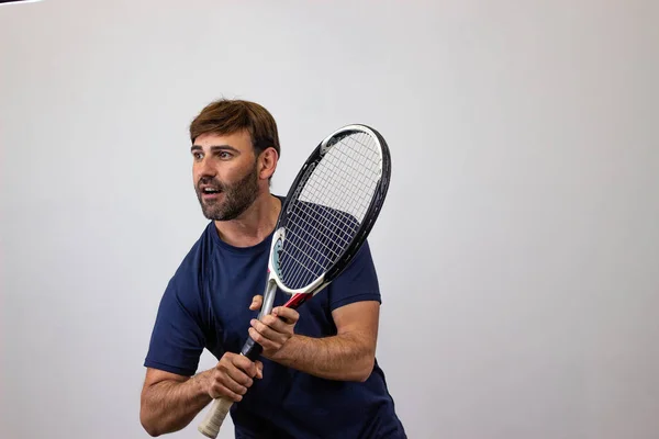 Portrét hezkého mladého muže, který hraje tenis a drží v ruce rámus w — Stock fotografie