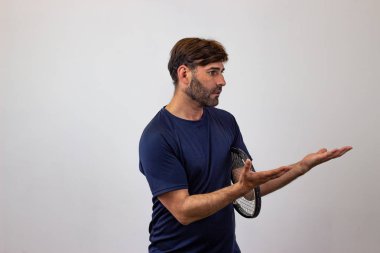 Bir raket w tutarak tenis oynayan yakışıklı genç adam Portresi