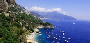 İtalya, Amalfi Coast, dağlar, deniz ve yatlar