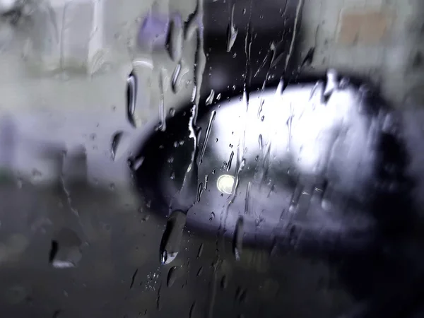 ガラスに雨粒が鏡に映る ロイヤリティフリーのストック画像