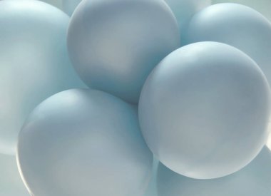 Bir sürü mavi balon var.