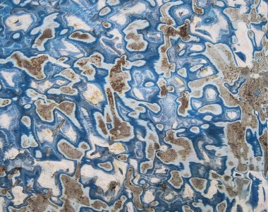 Pas lekeleri olan lekeli mavi-beyaz arkaplan grunge