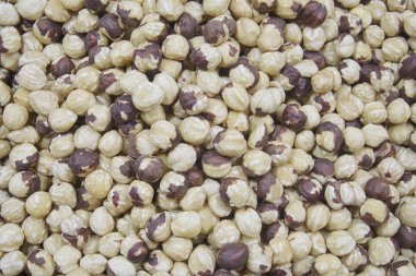 Kabuksuz ve kabuksuz bir sürü fındık kabuğu markette tezgahta yatıyor. 