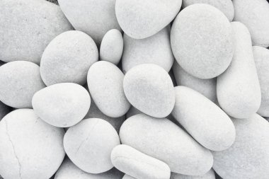 Bir taşın kıyı dokusunda beyaz çakıl taşı