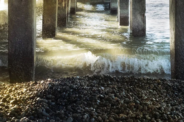 Betonsäulen Einer Seebrücke Während Eines Sturms Mit Einer Großen Welle — Stockfoto