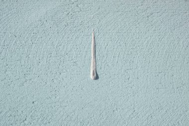 Bir fincan beyaz boya ahşap doku ile hafif turkuaz boya ile boyanmış ahşap tahta