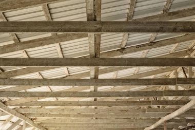 Teneke gri çarşaf ve ahşap kirişler güneşli bir günde yapılan kubbe