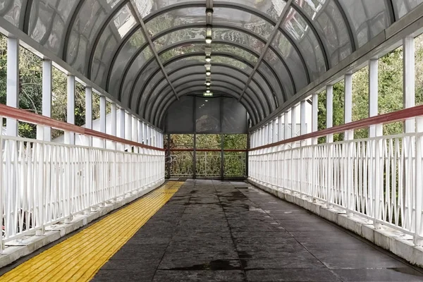 Yaya Öbür Tarafa Yol Köprünün Körler Sarı Parça Ile Çatı — Stok fotoğraf