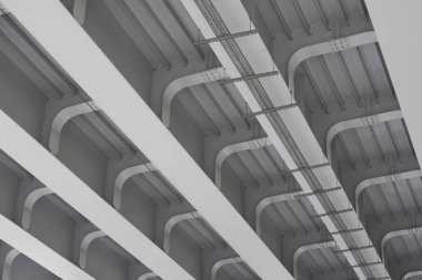 Üstgeçit alt görünümü kentsel peyzaj köprünün altından betonarme inşaatı