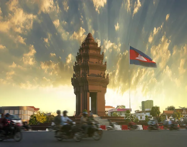 Pôr Sol Monumento Independência Que Marco Phnom Penh Camboja — Fotografia de Stock