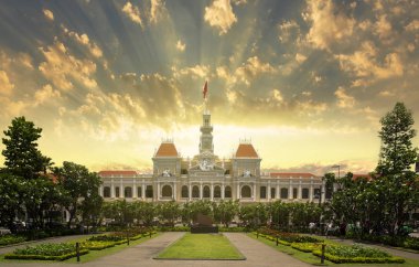 Ho Chi Minh City, Vietnam Ho Chi Minh ve Halk Komitesi binada güneş doğarken.