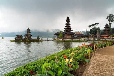 Pura Ulan Danu Bratan ünlü pitoresk Simgesel Yapı ve göl Bratan Bali, Endonezya kıyılarındaki önemli bir tapınak. Sis ile öğleden sonra göster