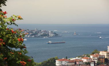 Asfalt yol ile gökkuşağı gökyüzü