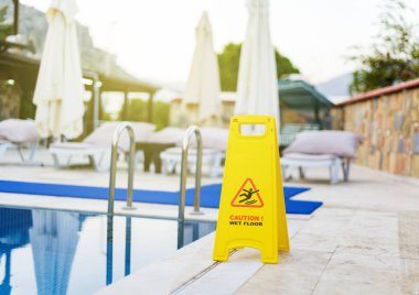 Asfalt yol ile gökkuşağı gökyüzü