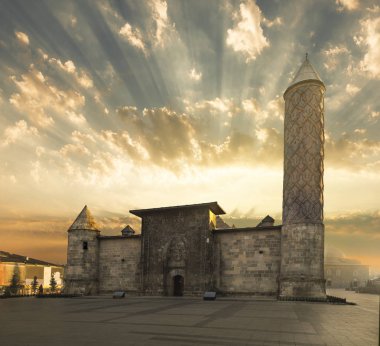 Güneş doğarken Yakutiye Medrese - Erzurum-Türkiye