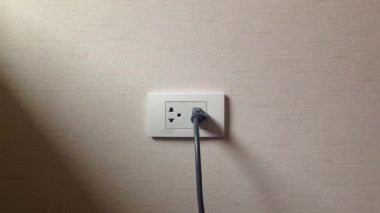 El bir güç kablosunu prizden yakın çekim