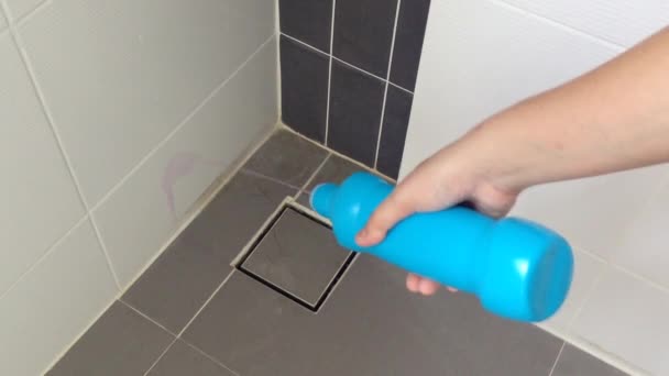 Menselijke Gieten Badkamer Schoonmaak Vloeistof Vloer — Stockvideo