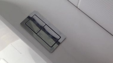 Çift düğme sifonu üzerinde insan basın. , Floş tuvalet, tuvalet floş kolu