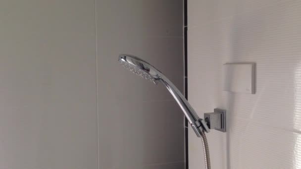 シャワーヘッドの水が落ちる — ストック動画
