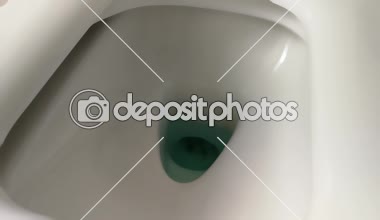 tuvalete temizlik sıvısı dökme