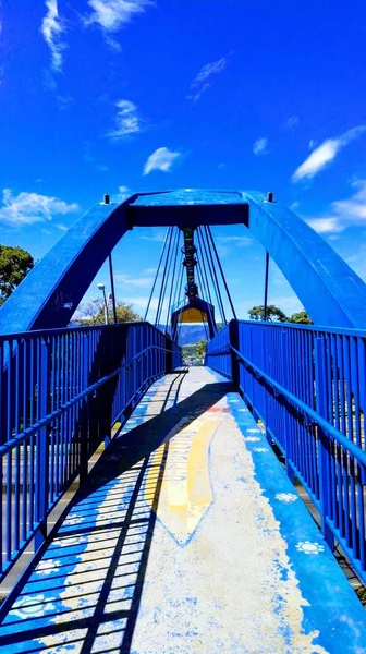 背景に青い曇り空と青い橋 — ストック写真