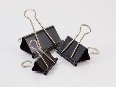 Siyah ataç beyaz arkaplanda izole edildi.