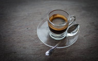 Siyah kahve ahşap bir masa yerleştirilen bir açık cam yerleştirilir.