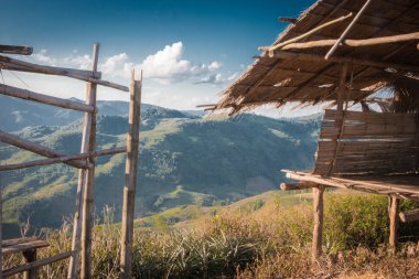 Bir dağda inşa bir çiftçi kulübe. Bu açıdan onun çiftlik görebilirsiniz.