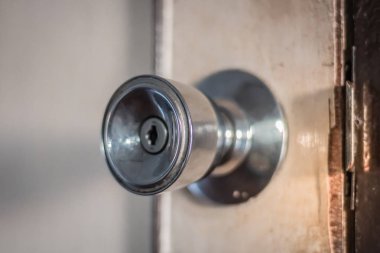 Beyaz ahşap kapılar üzerinde eski metal kapı kolu