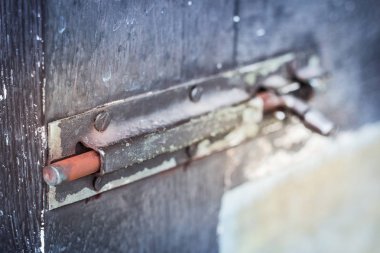 Eski pas kapı cıvata üzerinde kahverengi kapı.