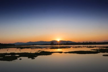 Gün batımı göl, günbatımı fotoğraf, akşam göl fotoğrafları, deniz manzarası