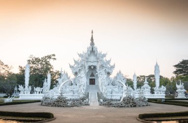 Güzel ve şaşırtıcı beyaz sanat Wat Rong Khun Chiang Rai, Tayland bu tapınakta bir turistik yer. Landmark Chiang Rai