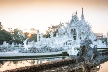 Güzel ve şaşırtıcı beyaz sanat Wat Rong Khun Chiang Rai, Tayland bu tapınakta bir turistik yer. Landmark Chiang Rai