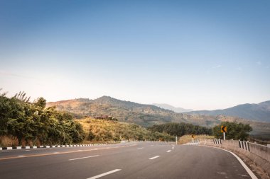 Dağ yollarında, kırsal yollar, dağ yollarında, akşam atmosfer üzerinden yollar.