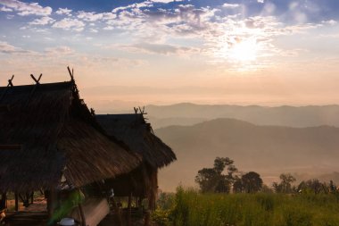 Sabah güneş tepe evler, dağ kulübeleri, çim inşa evler.