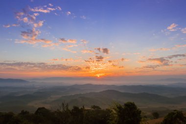 Sabah gündoğumu dağlarda, yaprak döken orman sunrise.