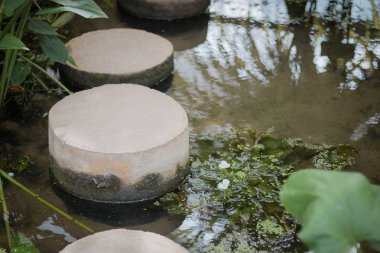 Dairesel yürüyüş yolları su geçmeye çimento inşa edilir.