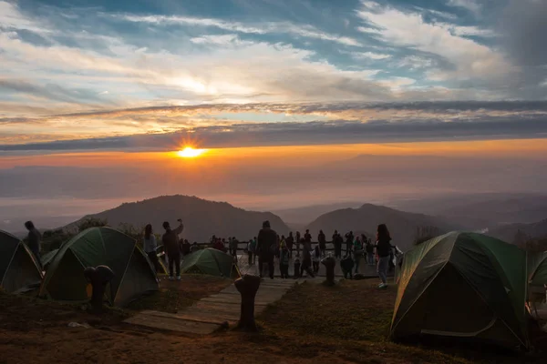 Pessoas Estão Assistindo Nascer Sol Manhã Montanha Alta Inverno Chiang — Fotografia de Stock