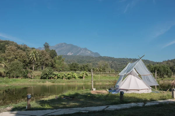 Espalhe Tenda Pelo Rio Com Vista Para Montanha Durante Manhã — Fotografia de Stock