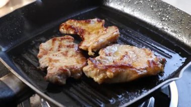 Barbekü ızgara domuz eti biftek