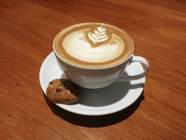 Latte Art Med Kex Träbord — Stockfoto