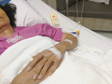 Bangkok Tayland, 17 Kasım 2018, orta yaş hasta yatakta döşeme